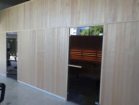 Deux portes : 
Un accès "Sauna mixte"
Un accès "Sauna Dames"