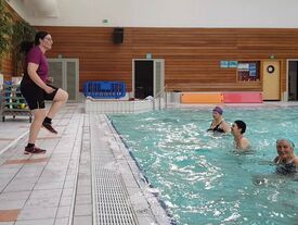 L' éducateur sportif distille ses exercices sous le regard des participants