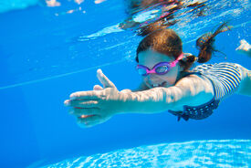 Une élève de l'école de natation