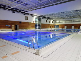 Vue d'ensemble du bassin où se déroule le cours d'aquatraining éclairée par des LED de couleur