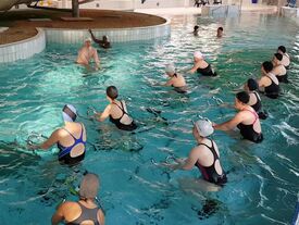 Un cours d'aquabike au bassin ludique