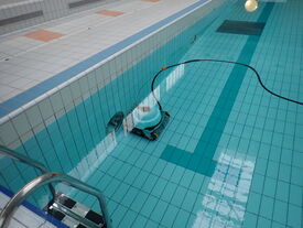 Le robot de fond du bassin d'apprentissage