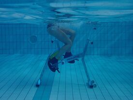 Vue subaquatique d'un vélo en aquabiking