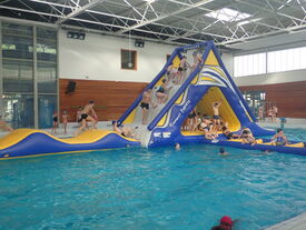 Le toboggan XXL au milieu du grand bassin