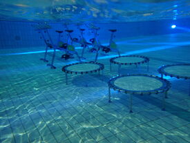 Vue sous marine éclairée par nos LED de couleur des trampolines et des aquabikes 