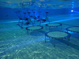 Vue sous marine éclairée par nos LED de couleur des trampolines et des aquabikes