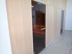 Deux portes : 
Un accès "Sauna mixte"
Un accès "Sauna Dames"