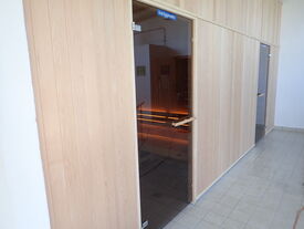 Deux portes : 
Un accès "Sauna mixte"
Un accès "Sauna Dames"
