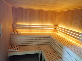 Cet espace est éclairé de lumières d'ambiance