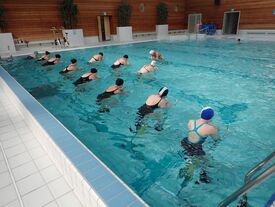 Des usagers du centre aquatique prennent un cours d'aquabike